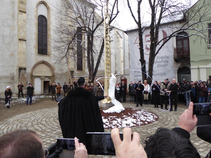 unveiling the monument at torda