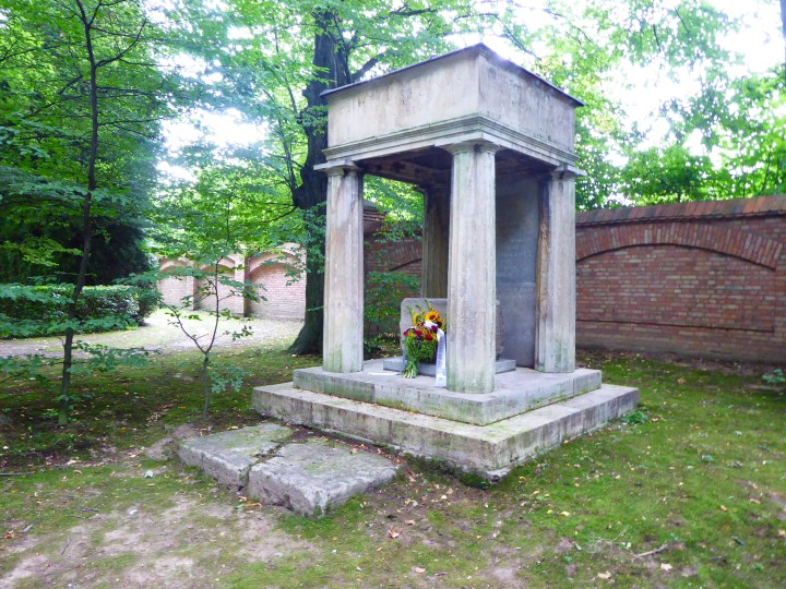 Socinus Grave Front right view 01