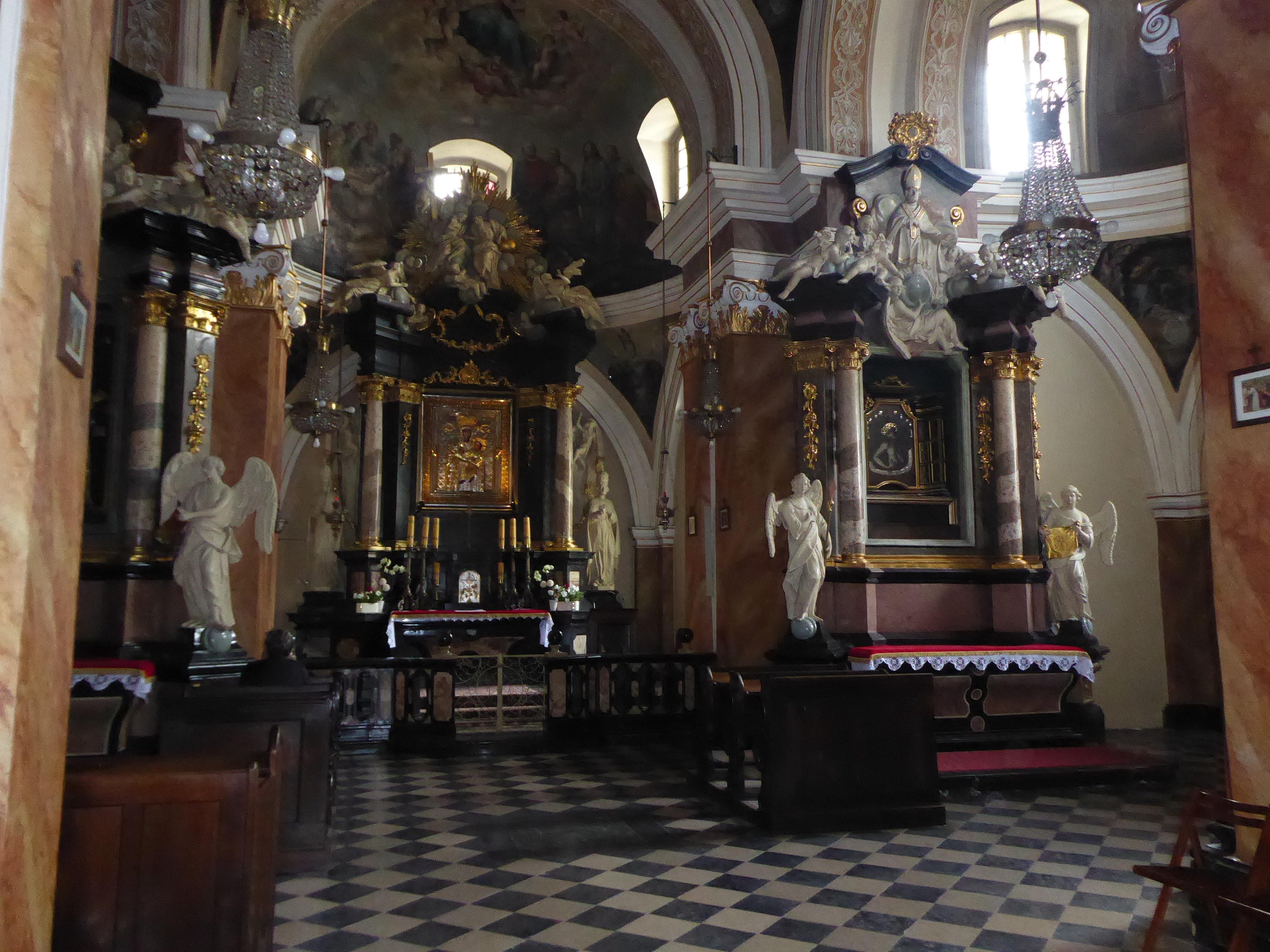 Dominican side chapel 01