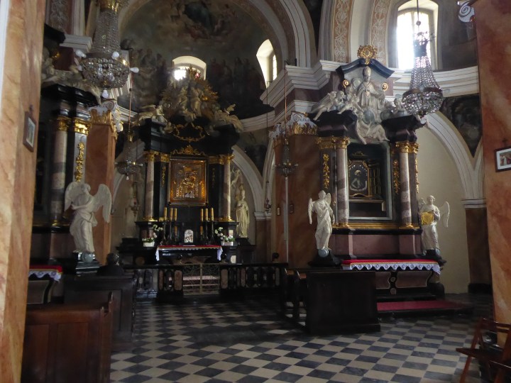 Dominican side chapel 01